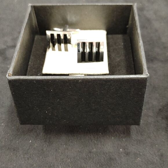 MEN'S ST. PATRICK SILVER/ BLACK VERTICAL PATTERN CUFF LINK. - Picture 1 of 4